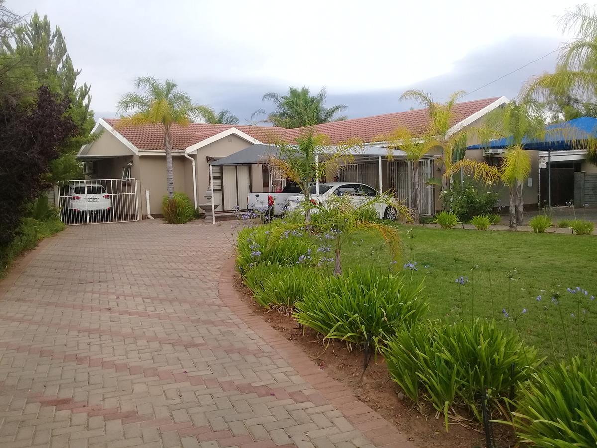 Oppi Draai Guesthouse Oudtshoorn Exterior foto